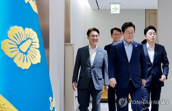 이재명 대통령의 지지율이 하락세를 멈추고 상승 전환했다 [사진=연합뉴스]