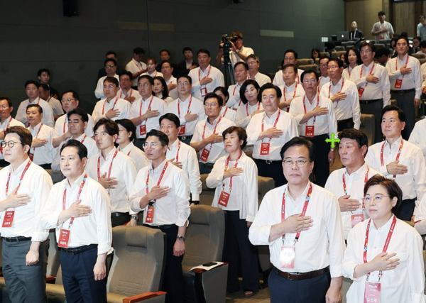 2025년 국민의힘 연찬회에서 장동혁 당대표와 송언석 원내대표가 국기에 경례를 하고 있다. [사진=연합뉴스]