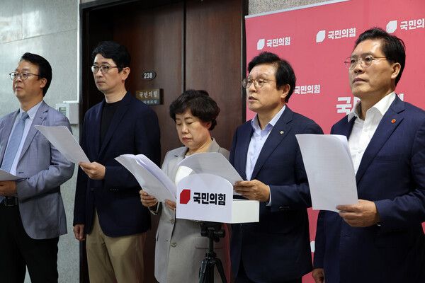 &nbsp;26일 서울 여의도 국회에서 박형수 의원 등 국민의힘 법제사법위원회 위원들이&nbsp;추미애&nbsp;위원장의 회의 진행 방식과 관련 규탄 성명을 발표하고 있다. [사진=