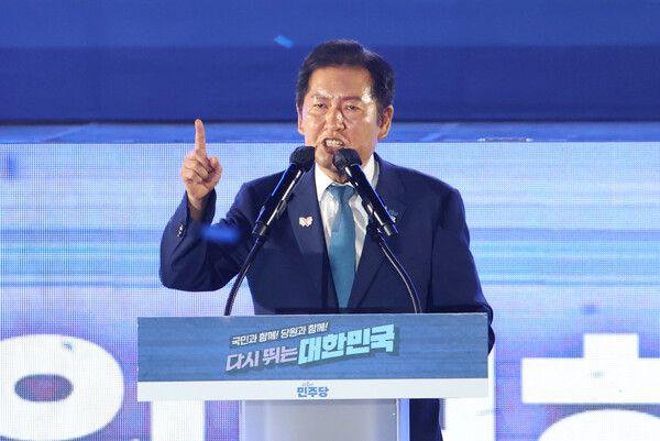 더불어민주당&nbsp;정청래&nbsp;신임 당대표가 2일 고양 킨텍스에서 열린 전국당원대회에서 당대표직 수락연설을 하고 있다. [사진=연합뉴스]