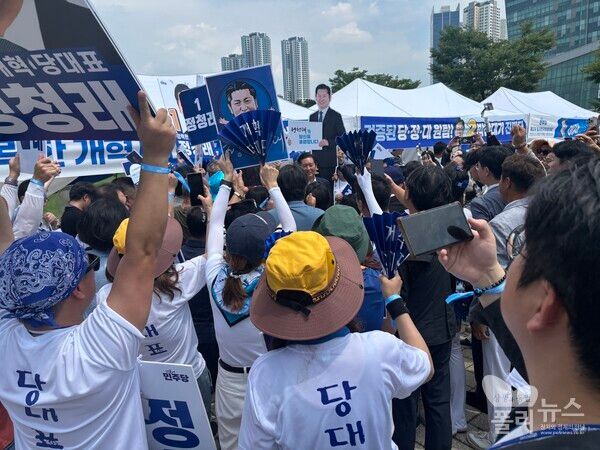 정청래 후보가 전당대회가 열리는 킨텍스에 도착하자 정 후보의 지지자들이 몰렸다.[사진=안다인 기자]