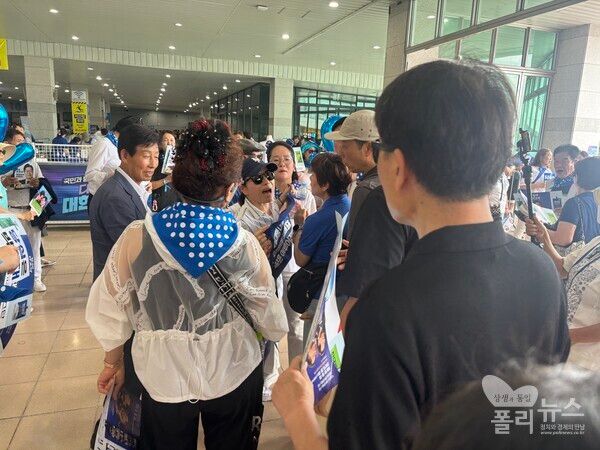 정청래 후보의 지지자와 박찬대 후보의 지지자들 사이에서 싸움이 일어났다.&nbsp;[사진=안다인 기자]