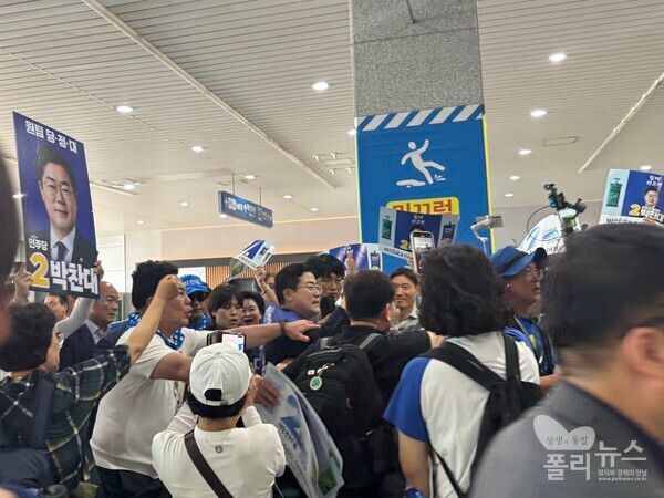 박찬대 후보가 전당대회가 열리는 킨텍스에 도착하자 박 후보의 지지자들이 몰렸다.