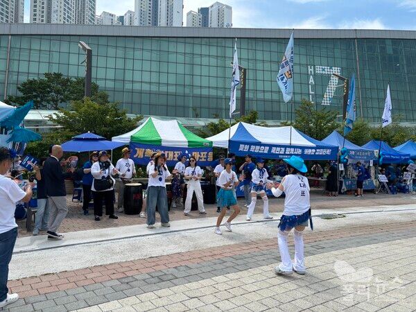 정청래 후보의 지지자들이 킨텍스 앞에서 춤을 추면서 정 후보를 응원하고 있다.&nbsp;[사진=안다인 기자]