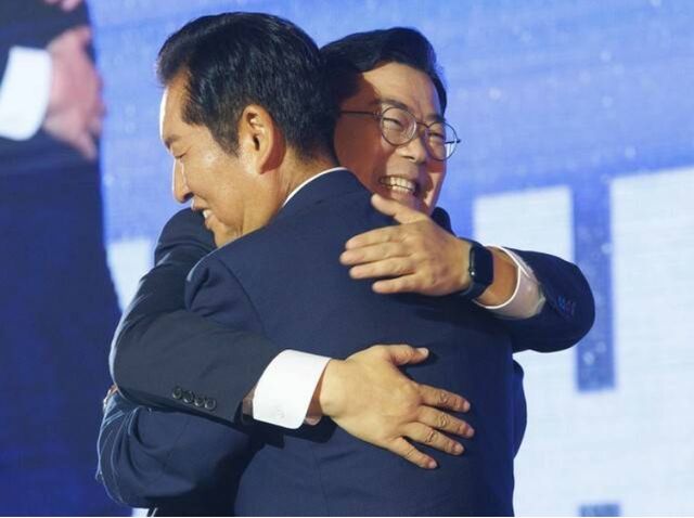 더불어민주당 정청래 신임 당대표가 2일 고양 킨텍스에서 열린 전국당원대회에서 선의의 경쟁을 펼쳤던 박찬대 후보와 포옹하고 있다. [사진=공동취재단]