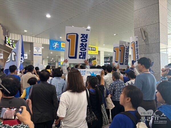 정청래 후보가 전당대회가 열리는 킨텍스에 도착하자 정 후보의 지지자들이 몰렸다.[사진=안다인 기자]