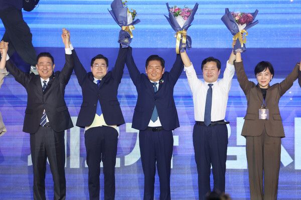 더불어민주당 정청래 신임 당대표가 2일 고양 킨텍스에서 열린 전국당원대회에서 당대표로 선출된 뒤 인사하고 있다. [사진=연합뉴스]