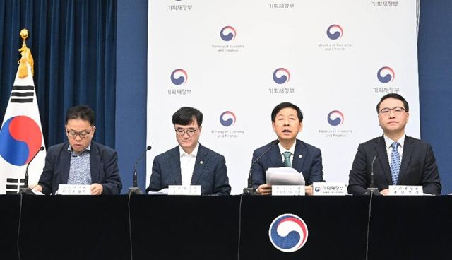 구윤철 부총리 겸 기획재정부 장관이 8월 28일 오전 정부세종청사 중앙동에서 열린 '2026년 예산안 및 2025~2029년 국가재정운용계획 상세 브리핑'에서 발표문을 낭독하고 있다.&nbsp;왼쪽부터 안상열 재정관리관, 임기근 2차관, 구윤철 부총리, 유병서 예산실장&nbsp;[사진=기획재정부]