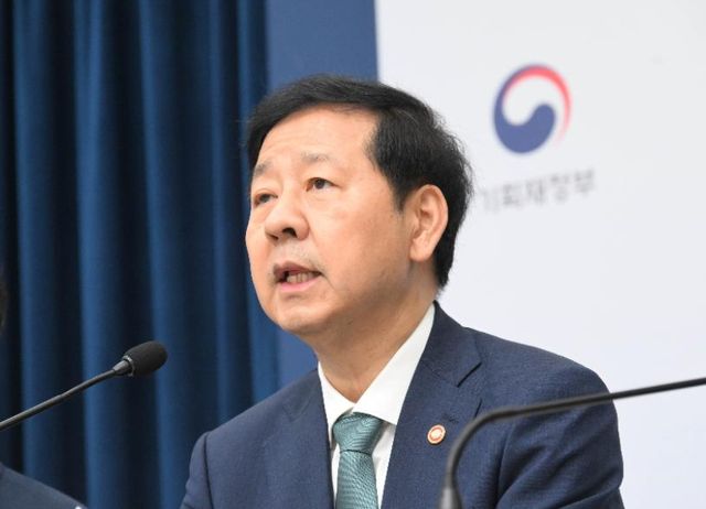 구윤철 부총리 겸 기획재정부 장관이 8월 28일 오전 정부세종청사 중앙동에서 열린 '2026년 예산안 및 2025~2029년 국가재정운용계획 상세 브리핑'에서 발표문을 낭독하고 있다. [사진=기획재정부]&nbsp;