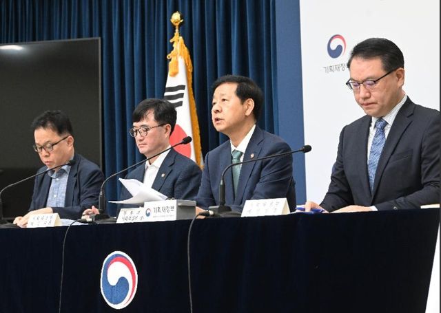 이재명 정부 첫 예산안인 728조원 규모에 해당하는 내년도(2026년도) 예산안에 대해 기획재정부 구윤철 부총리가 29일 브리핑하고 있다. [사진=기획재정부]