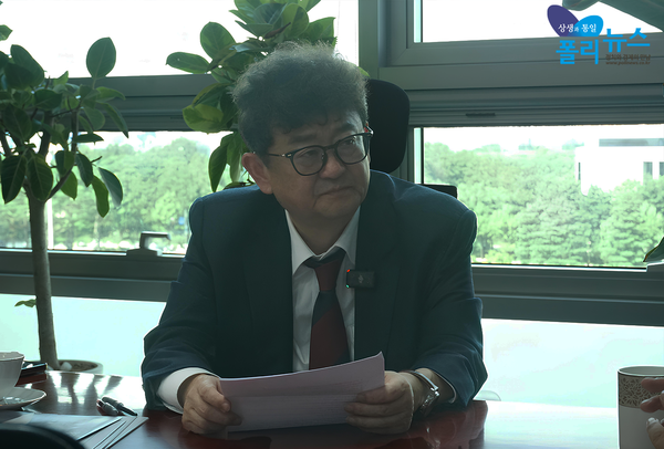 폴리뉴스 김능구 대표가 21일 정국 인터뷰에서 전현희 의원과 인터뷰를 진행하고 있다. [사진=폴리뉴스 이준수PD]