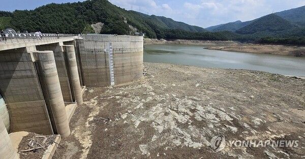 맨바닥 드러낸 강릉시 상수원 [사진=연합뉴스]