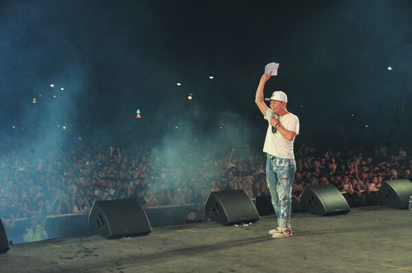 (사진 = 힙합글로벌데이 MC를 보고 있는 가수 주재형)