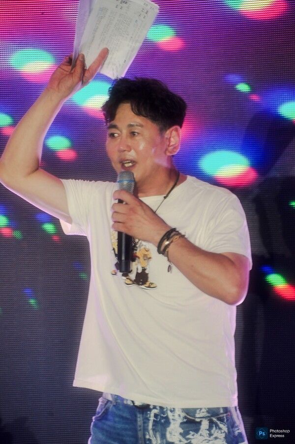 (사진 = 힙합글로벌데이 MC를 보고 있는 가수 주재형)