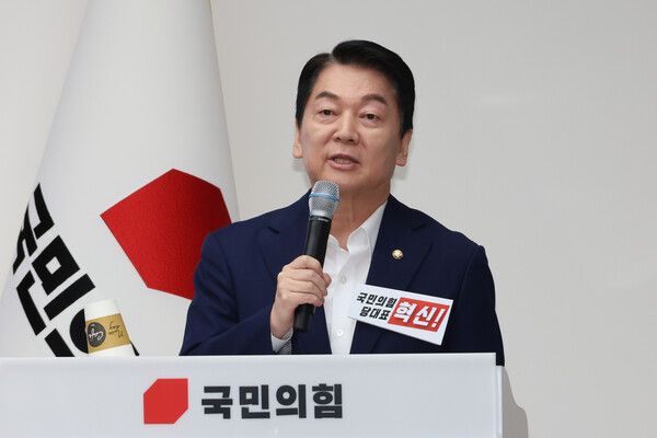 국민의힘 당권주자로 나선 안철수 의원은&nbsp;4일 페이스북에 '개미핥기 같은 대통령 이재명'이란 제목의 글을 올려 