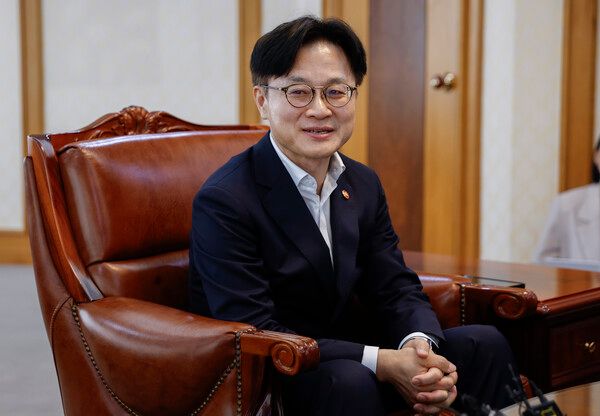 김정관 산업통상자원부 장관은 5일 라디오에 출연해 농민들의 최대 관심사였던 쌀과 소고기 개방에 대해 