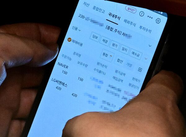 지난 4일 노란봉투법, 방송3법, 상법개정안 등 여당 강행처리를 천명하며 여야가 극한 대치를 벌이고 있던 국회 본회의장에서 법사위원장인 이춘석 의원이 보좌관 차OO'명의로 차명주식 거래를 하는 모습이 언론에 포착됐다. 해당 매체는 5일자로 보도했다. [사진=더팩트TV]