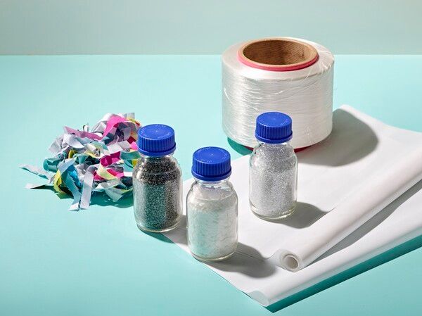 SK케미칼이 서울특별시와 '폐현수막의 순환 이용 촉진을 위한 업무협약(MOU)'을 체결한다. 폐현수막을 잘게 분쇄해 화학적 재활용 과정을 거쳐 재활용 소재를 만든 후 실을 방사해 현수막으로 제작되는 각 단계 별 제품들의 모습.[사진=SK케미칼]