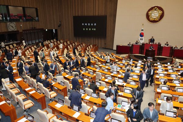 5일 국회 본회의에서 방송문화진흥회법 일부개정법률안에 대한 국민의힘 김장겸 의원의 무제한 토론이 시작되자 여당 의원들이 퇴장하고 있다. [사진=연합뉴스]
