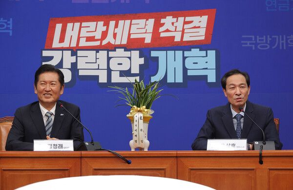 우상호 대통령실 정무수석이 4일 국회 당대표실에서 더불어민주당&nbsp;정청래&nbsp;신임 대표를 예방한 뒤 인사말을 하고 있다. [사진=연합뉴스]