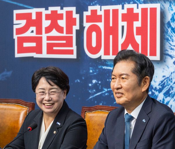 &nbsp;더불어민주당&nbsp;정청래&nbsp;대표와 조국혁신당 김선민 당 대표 권한대행이 5일 국회에서 만나 대화하고 있다. [사진=연합뉴스]