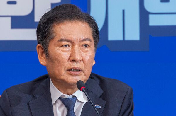 &nbsp;더불어민주당&nbsp;정청래&nbsp;대표가 6일 국회에서 열린 최고위원회의에서 차명 주식 거래 의혹으로 탈당한 이춘석 전 국회 법사위원장에 대한 제명 결정을 발표하고 있다. [사진=연합뉴스]