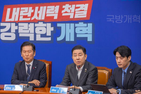 더불어민주당 김병기 원내대표가 6일 국회에서 열린 최고위원회의에서 탈당한 이춘석 전 법사위원장을 대신 추미애 의원을 법사위원장에 내정했다고 발표하고 있다. [사진=연합뉴스]