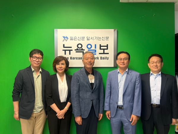 제30대 미주한인상공회의소총연합회 임원진들이 취임인사차 28일(월) 뉴욕일보를 방문했다. 사진 왼쪽부터 최연철 사무총장, 김미경 이사장, 황병구 총회장, 정승화 상임이사, 김성진 운영위원장.[사진 제공 : 뉴욕일보]