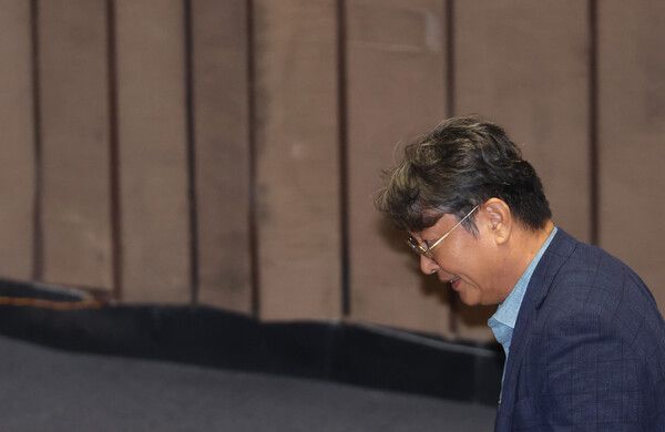 차명 주식거래 의혹을 받는 더불어민주당&nbsp;이춘석&nbsp;의원이 5일 국회 본회의에서 방송법 일부개정법률안 관련 필리버스터 종결 동의를 표결하는 투표를 한 뒤 밖으로 나서고 있다. [사진=연합뉴스]