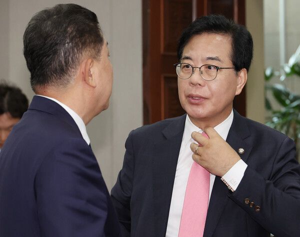 지난달 29일 국회 운영위원회 전체회의 종료 후 더불어민주당&nbsp;김병기&nbsp;당대표 직무대행 겸 원내대표(왼쪽)와 국민의힘&nbsp;송언석&nbsp;비상대책위원장 겸 원내대표가 대화하고 있다. [사진=연합뉴스]