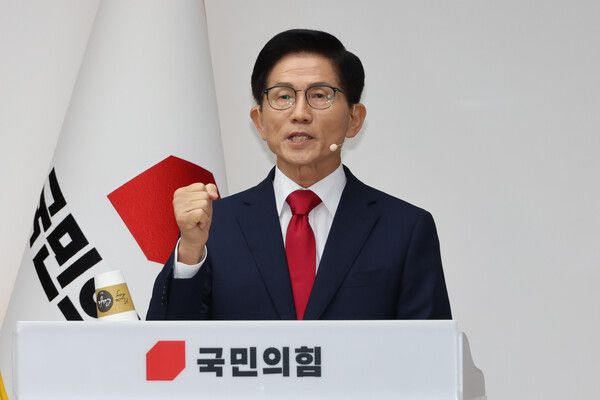 김문수 전 고용노동부 장관은 6일 페이스북에서 이춘석 의원의 차명거래 의혹과 관련해 