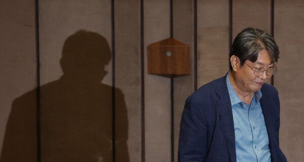 차명 주식거래 의혹을 받는 더불어민주당&nbsp;이춘석&nbsp;의원이 5일 국회 본회의에서 방송법 일부개정법률안 관련 필리버스터 종결 동의를 표결하는 투표를 하고 있다. [사진=연합뉴스]