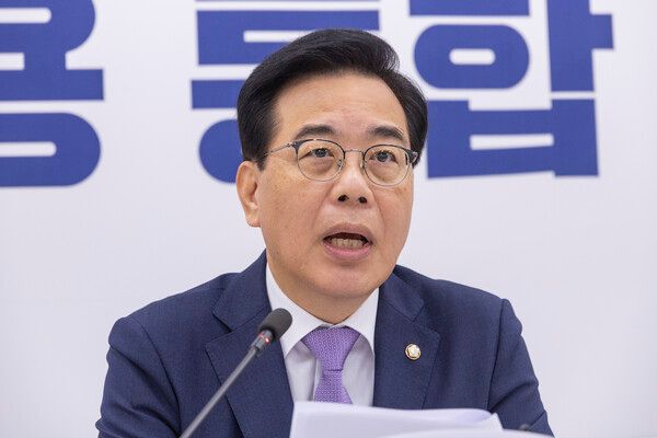 &nbsp;국민의힘&nbsp;송언석&nbsp;비대위원장 겸 원내대표가 6일 국회에서 가진 기자간담회에서 발언하고 있다.&nbsp; 송 비대위원장은 8월 국회 일정과 쟁점 법안 협상을 위한 여야 원내대표 회담을 제안했다. [사진=연합뉴스]