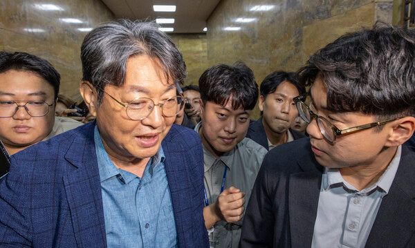 차명 주식거래 의혹이 제기된 국회 법제사법위원장 더불어민주당&nbsp;이춘석&nbsp;의원이 5일 국회에서 열린 본회의에 참석한 뒤 본회의장을 빠져나가다 취재진 질문을 받고 있다. [사진=연합뉴스]