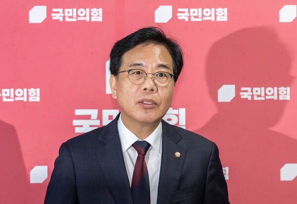 국민의힘&nbsp;송언석&nbsp;비상대책위원장 겸 원내대표가 5일 국회에서 이춘석 국회 법제사법위원장이 차명으로 주식에 투자했다는 의혹과 관련한 입장을 밝히고 있다. [사진=연합뉴스]