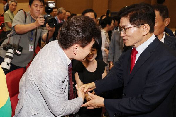 국민의힘&nbsp;김문수&nbsp;당대표 후보가 4일 서울 여의도 국회 의원회관에서 투게더포럼이 주최한 시국토론회에 참석해 극우성향의 한국사 강사인&nbsp;전한길&nbsp;씨와 악수하고 있다. [사진=연합뉴스]