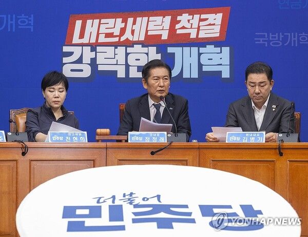 더불어민주당 정청래 대표가 6일 국회에서 열린 최고위원회의에서 차명 주식 거래 의혹으로 탈당한 이춘석 전 국회 법사위원장에 대한 제명 결정을 발표하고 있다. [사진=안다인 기자]