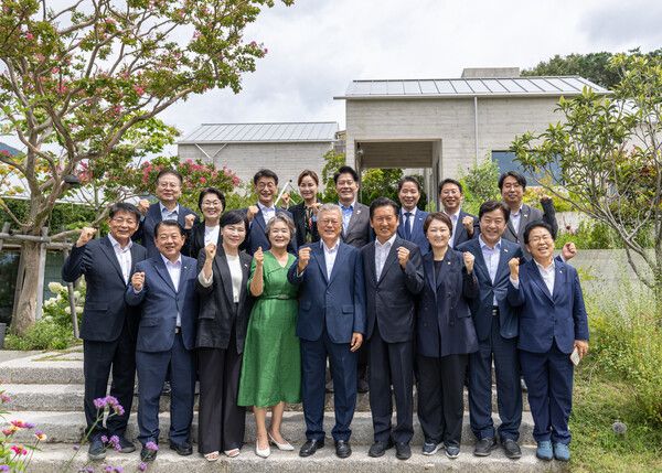더불어민주당 정청래 대표가 7일 경남 양산시 하북면 평산마을 문재인 전 대통령 사저에서 문 전 대통령을 예방, 기념촬영을 하고 있다. [사진=연합뉴스]