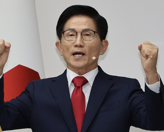 김문수 후보가 윤석열 전대통령이 재입당하면 받아준다는 발언을 해 파문을 일으켰다. [연합뉴스]