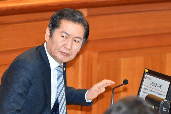 정청래&nbsp;국회 탄핵소추단장이 지난 2월 25일 서울 종로구 헌법재판소에서 열린&nbsp;윤석열&nbsp;대통령 탄핵심판 11차 변론에 출석해 변론 시작을 기다리고 있다. [사진=연합뉴스]