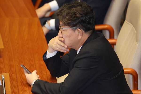 &nbsp;통일교&nbsp;측으로부터 불법 정치자금 1억원을 받은 혐의로 구속영장이 청구된 국민의힘&nbsp;권성동&nbsp;의원이 1일 서울 여의도 국회에서 열린 정기국회 개회식에 참석해 있다. [사진=연합뉴스]