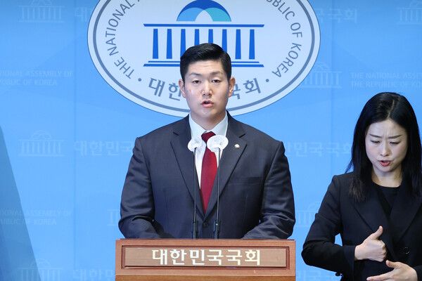 국민의힘 소장파인 김재섭 의원은 1일 라디오에 출연해 '아스팔트 극우'이자 '윤어게인' 세력인 유튜버 전한길 씨를 내쫓고 광장세력과 단절해야 한다고 강조하며 이들과 결별하지 못한다면 '황교안 투'가 된다고 주장했다. [사진=연합뉴스]