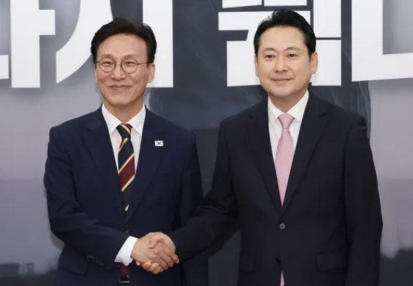 김민석 국무총리와 장동혁 국민의힘 대표가 1일 국회에서 만나 악수하고 있다. [사진=연합뉴스]