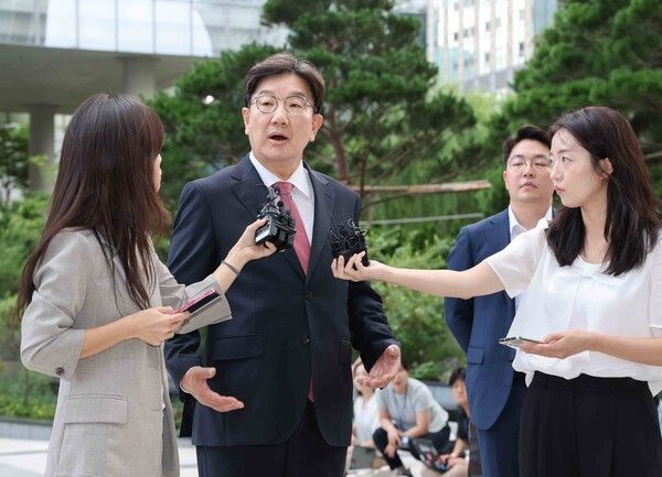 통일교&nbsp;청탁 의혹을 받는 국민의힘 권성동 의원이 27일 서울 종로구 KT광화문빌딩에 마련된 김건희 여사 관련 의혹을 수사하는 민중기 특별검사팀 사무실에 피의자 신분으로 출석, 취재진 질문에 답하고 있다. [사진=연합뉴스]