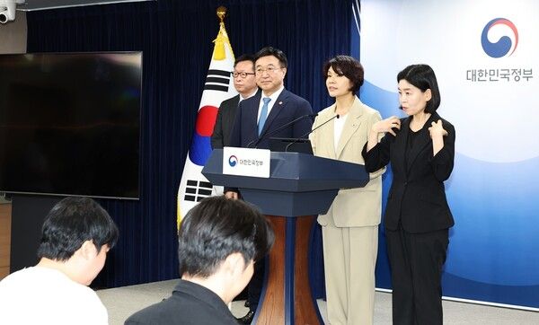 한정애 더불어민주당 정책위의장과 윤호중 행정안전부 장관이 2025년 9월 7일 서울 종로구 정부서울청사에서 제3차 고위당정협의회 결과 브리핑을 하고 있다./사진=행정안전부