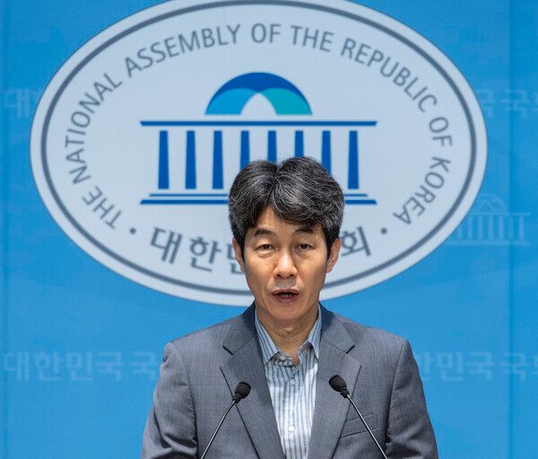 &nbsp;더불어민주당&nbsp;윤건영&nbsp;의원이 8일 국회에서 '12.3 계엄 당시 국정원 인력 파견 및 조사팀 구성 검토 확인' 기자회견을 하고 있다. [사진=연합뉴스]