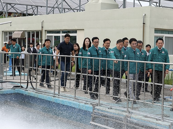 강릉 홍제정수장 방문한 국힘 지도부. [사진=연합뉴스]