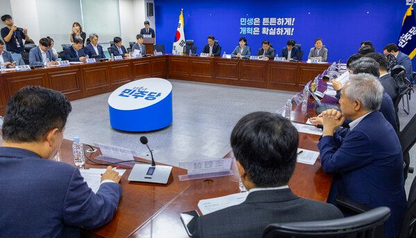 8일 국회에서 열린 더불어민주당 3대 특검 종합 대응특위 전체 회의 참석자들이 전현희 총괄위원장의 발언을 듣고 있다. [사진=연합뉴스]