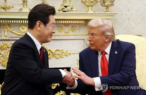 한미 맞잡은 손 [사진=연합뉴스]