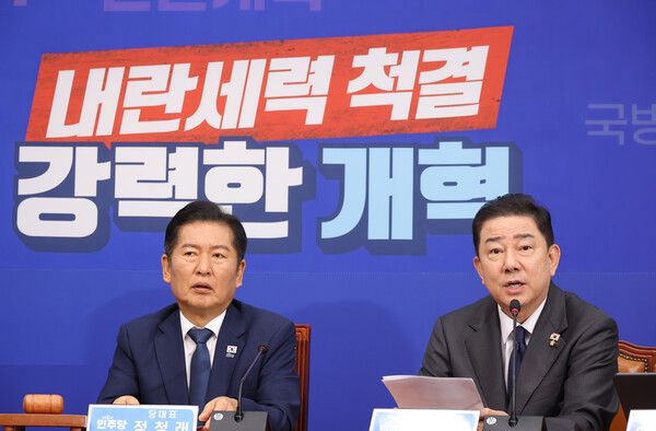 더불어민주당 김병기 원내대표가 10일 서울 여의도 국회에서 열린 최고위원회의에서 발언하고 있다. 왼쪽은 정청래 대표. [사진=연합뉴스]